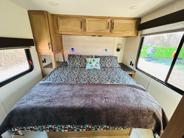 Casa rodante en el piso principal cama tamaño queen con puerta para separarse del resto. Incluye TV pequeña.