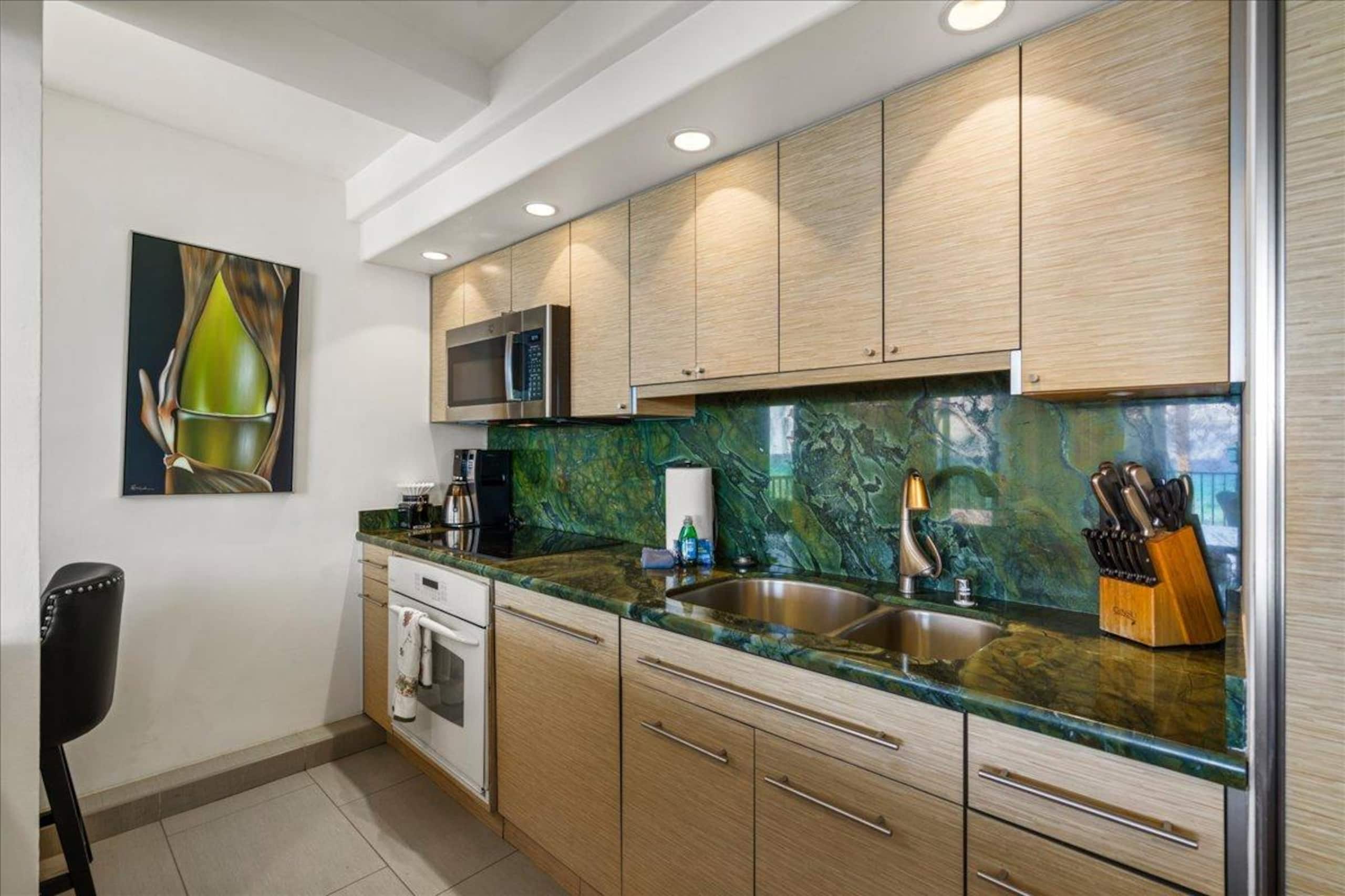 Condo in Lahaina · ★4.93 · 1 bedroom · 2 beds · 1 private bath - Image 13
