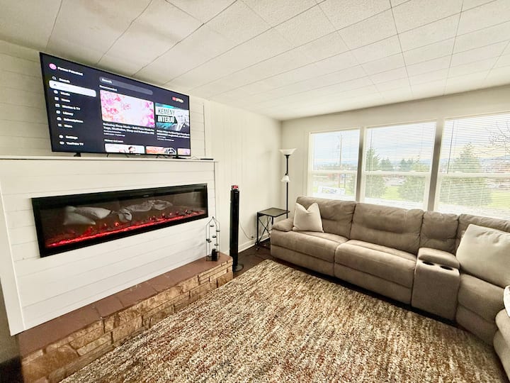 Aberdeen View House - Apt # 1 W Hot Tub (2 Bed) - Aberdeen, WA