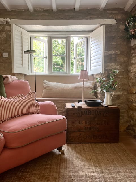 Popular Airbnb listing: Cute Cotswold cottage … with private drive in Warwickshire