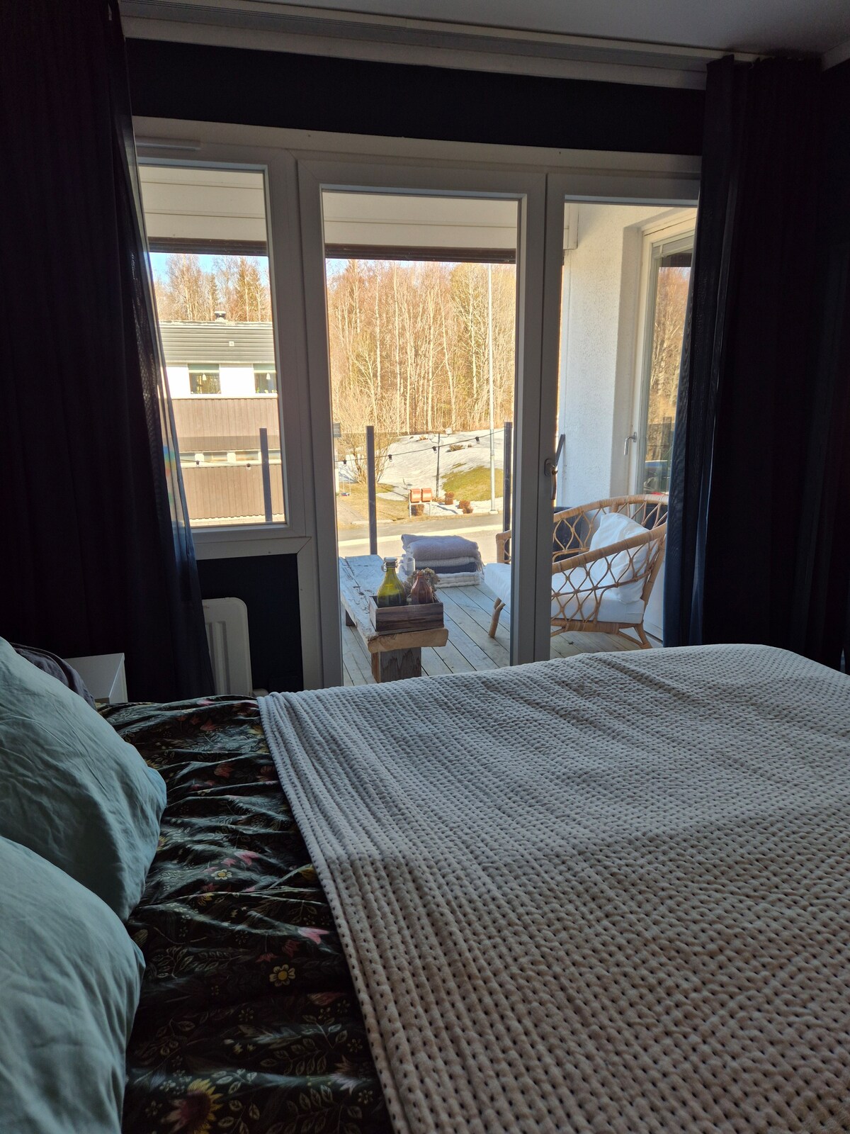 Dormitorio con TV (Cromecast) y salida al balcón bajo el sol de la noche. Cama de 180 cm. Se puede organizar acompañante de viaje para niños más pequeños bajo petición. 