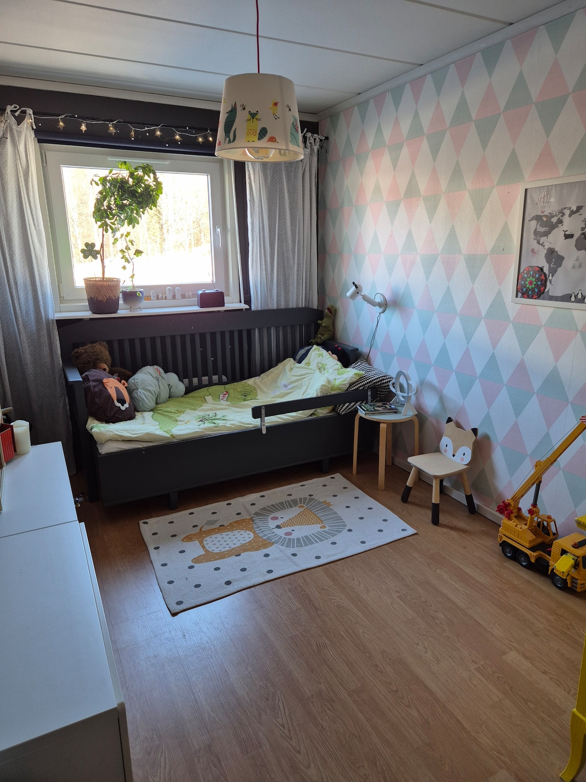 Habitación infantil con una cama de 90 cm. de longitud completa. 
