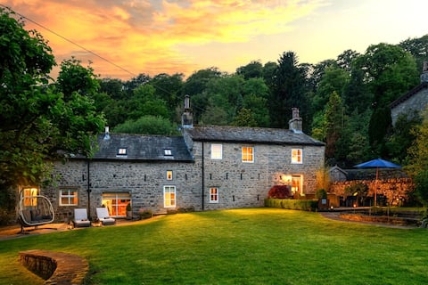 Carrholme Cottage -Luxury Barn, Hot Tub, Sleeps 12