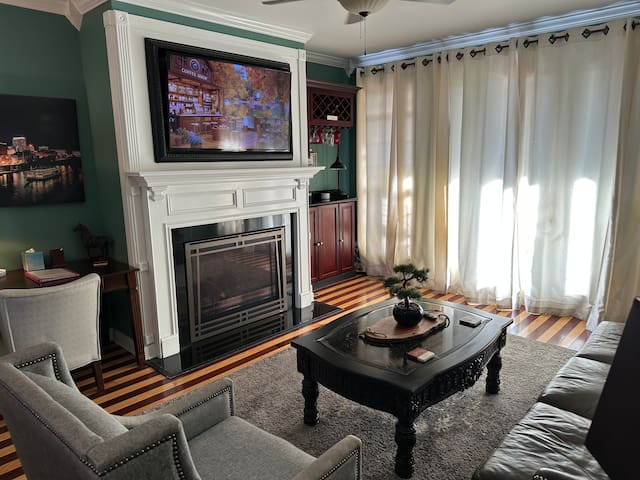 5 MIN TO DT! 2 Bdrm, 2.5 Baths, Hot tub courtyard!