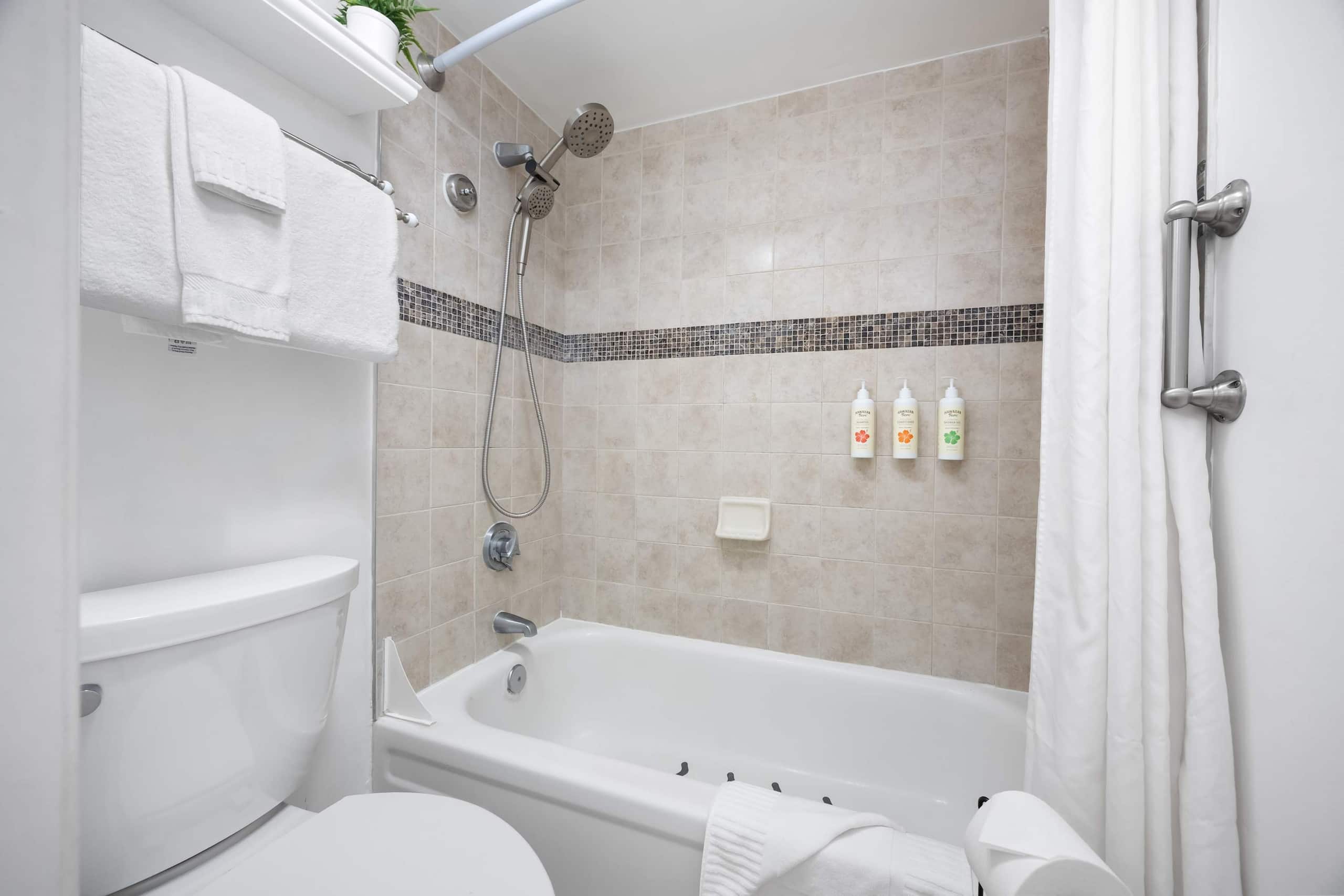 Condo in Honolulu · ★4.77 · 1 bedroom · 2 beds · 1 private bath - Image 31