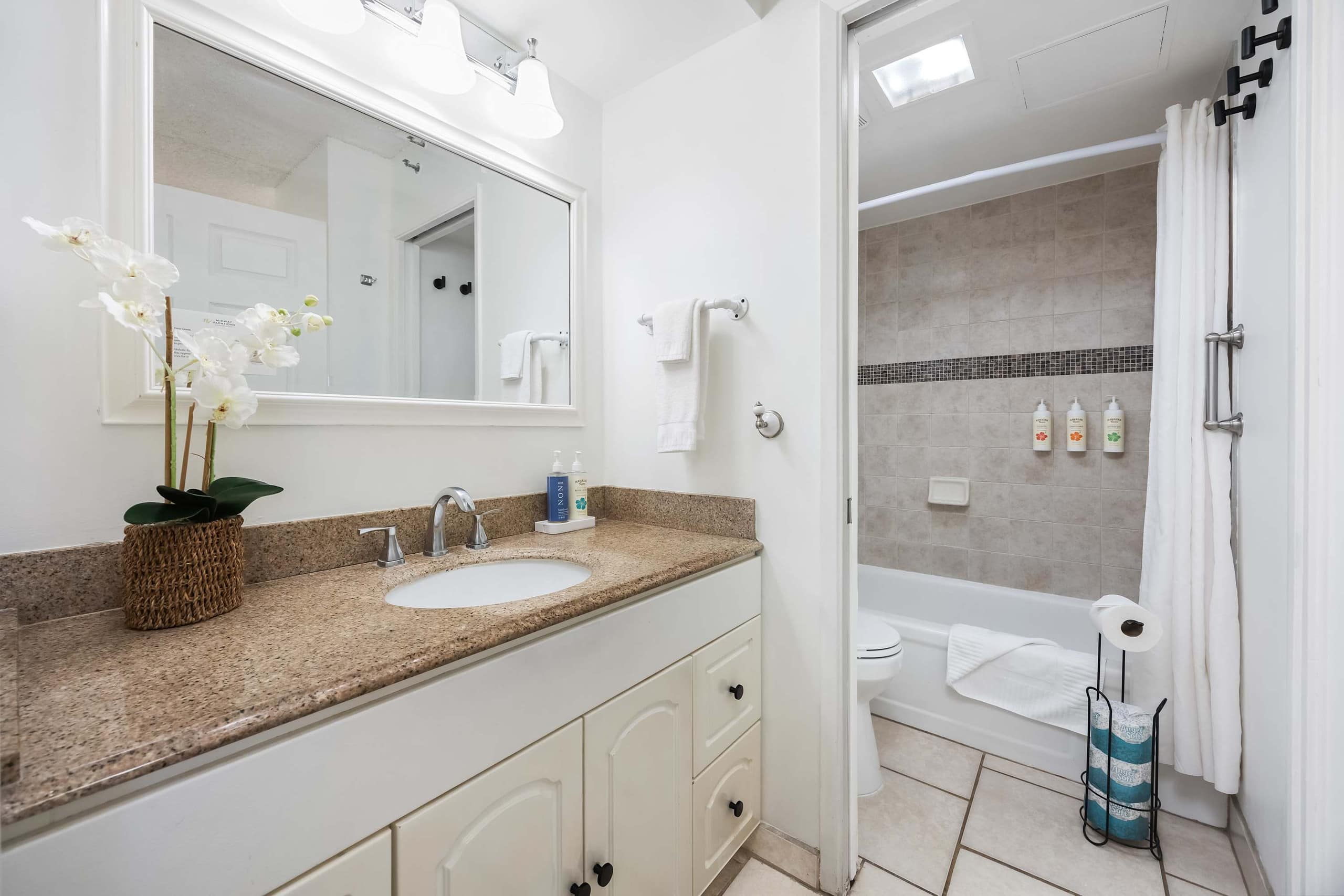 Condo in Honolulu · ★4.77 · 1 bedroom · 2 beds · 1 private bath - Image 33