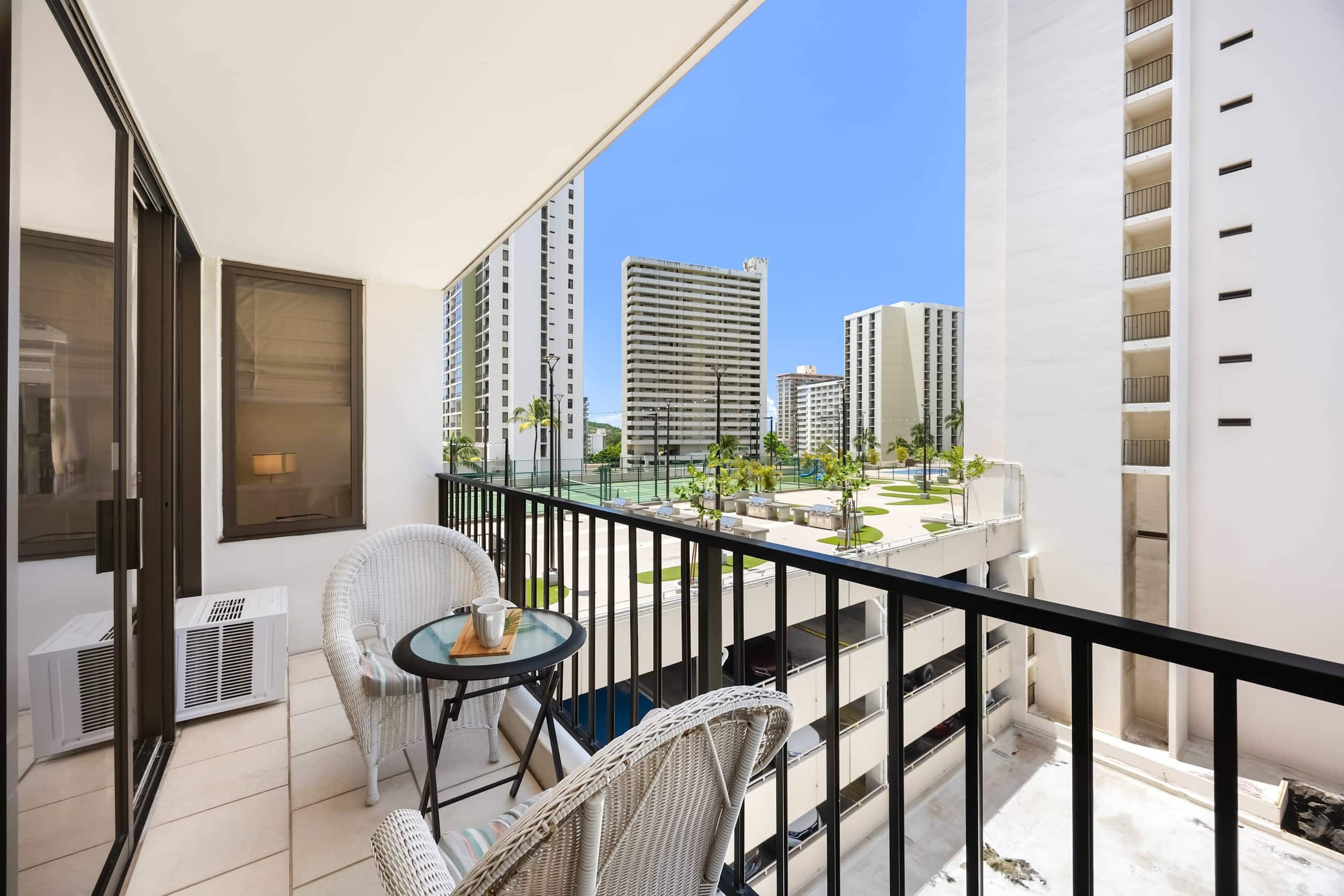 Condo in Honolulu · ★4.77 · 1 bedroom · 2 beds · 1 private bath - Image 41