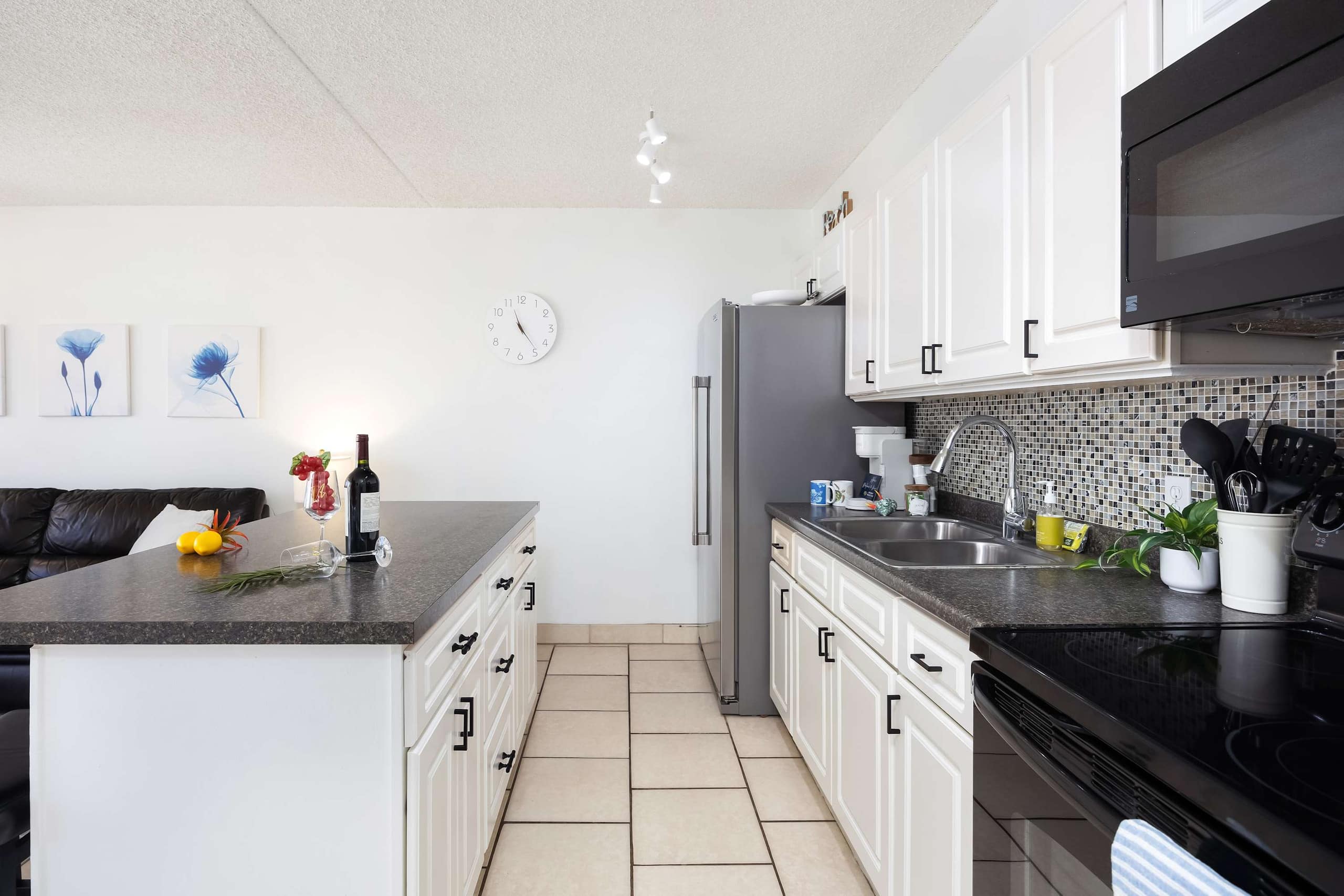 Condo in Honolulu · ★4.77 · 1 bedroom · 2 beds · 1 private bath - Image 17