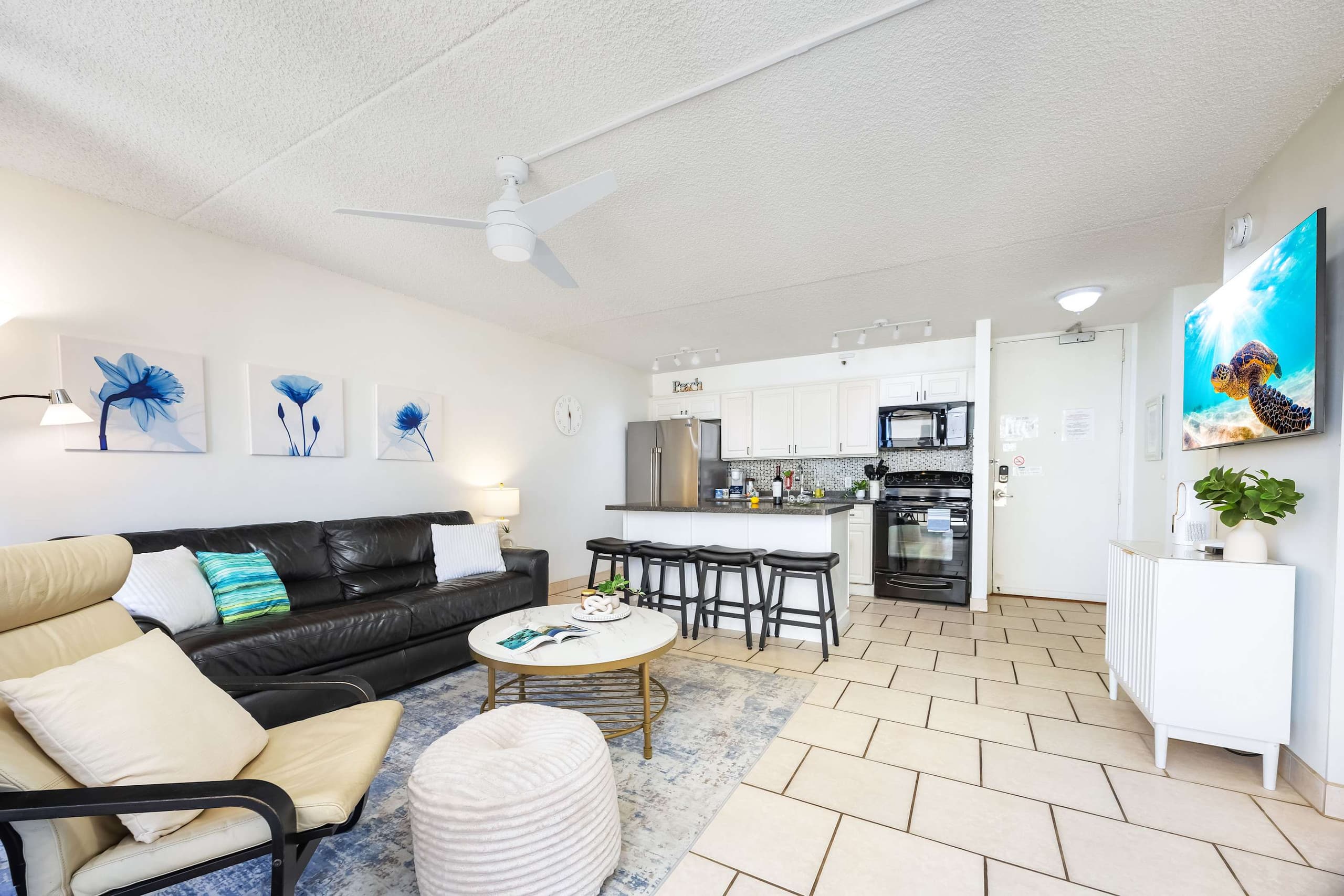 Condo in Honolulu · ★4.77 · 1 bedroom · 2 beds · 1 private bath - Image 4