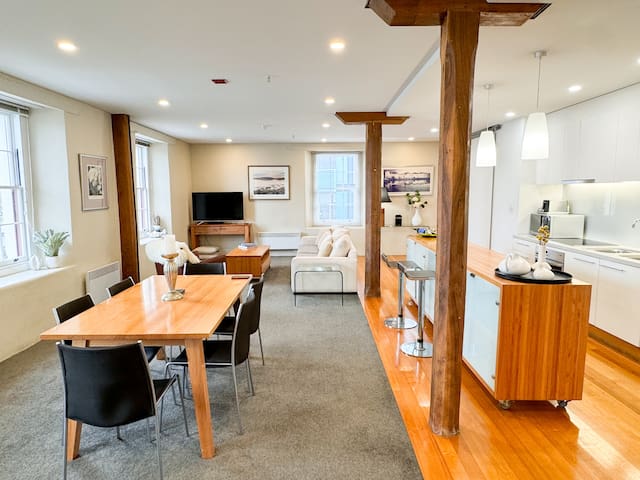 Luxury Hobart Waterfront Apartment with views!