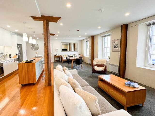 Luxury Hobart Waterfront Apartment with views! gallery image 4