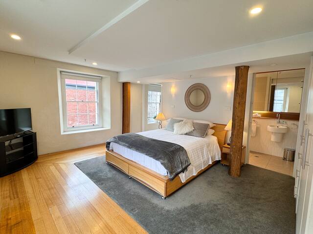 Luxury Hobart Waterfront Apartment with views! gallery image 5