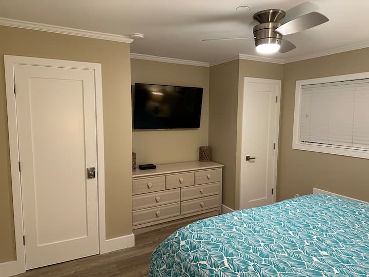 Primarni sa zasebnom kupaonicom, bračnim krevetom i pametnim TV-om od 50 inča