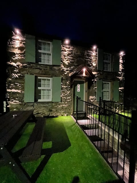 Pen Y Garreg 1770, cottage , hot tub, north wales