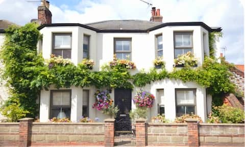 Successful Airbnb property: Norfolk Stylish 4 Bedroom Coastal House, Sleeps 8 in Great Yarmouth