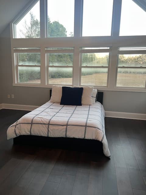 Secluded Cottage W/ Queen Bed - 15 mins from town!