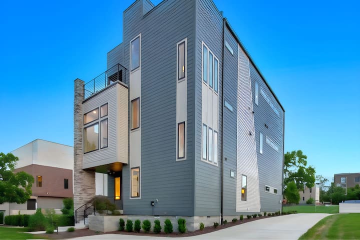 Spacious Gulch Mansion | Super Skyline Views