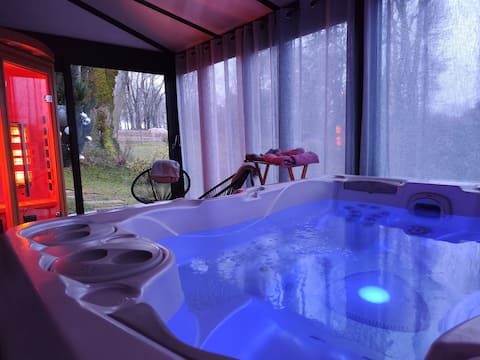 Beautiful 2-person cottage with private spa/sauna and garden