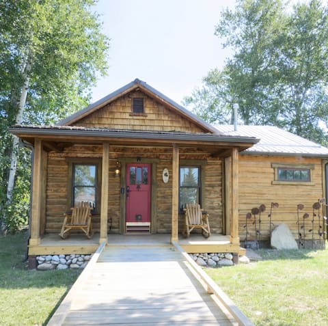 Renovated Historic Cabin w/ Hot Tub Near Red Lodge