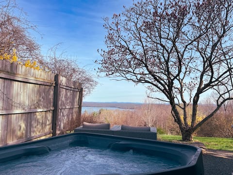 Hot tub with stunning views,  5 min to Woodstock