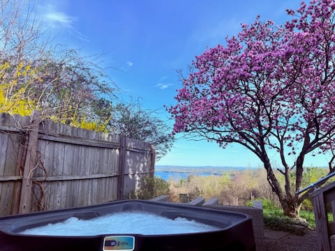 Hot tub with stunning views, 5 min to Woodstock