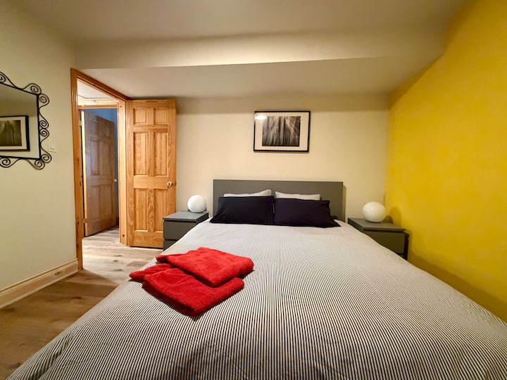 Chumba cha kulala cha ghorofa ya chini 4: Kitanda cha malkia, kabati la kuweka nguo, kabati lenye vifungo vya mbao na mablanketi ya ziada, hifadhi ya chini ya kitanda