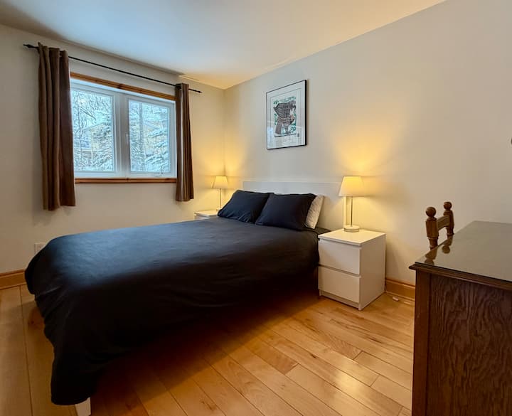 Chumba cha kulala 2 ghorofa kuu - kitanda cha malkia, dirisha, kabati kubwa, kifua cha droo, dawati/kiti, taa za meza ya kando ya kitanda na usb, sanaa.