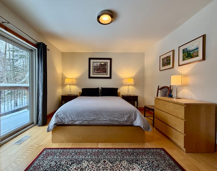 Chumba cha kulala cha 1 kina kitanda cha malkia, roshani yenye mwonekano wa ziwa, meza ya kando ya kitanda yenye soketi za usb, makabati 2 ya nguo, makabati 2 ya nguo yenye viango vya mbao na blanketi za ziada, kazi ya sanaa.