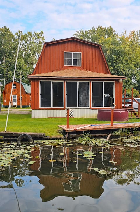Wild life sanctuary W/ Hot tub, Dock, and Kayaks!