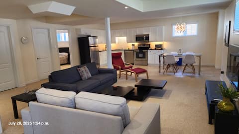 Popular Airbnb listing: Spacious 2 BR, 3 beds, sleeps 6, kitchen, laundry in Richmond Hill