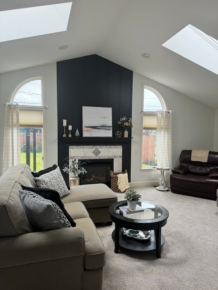 Tonawanda 2 Bed 2 Bath House, furnished house in Tonawanda, NY