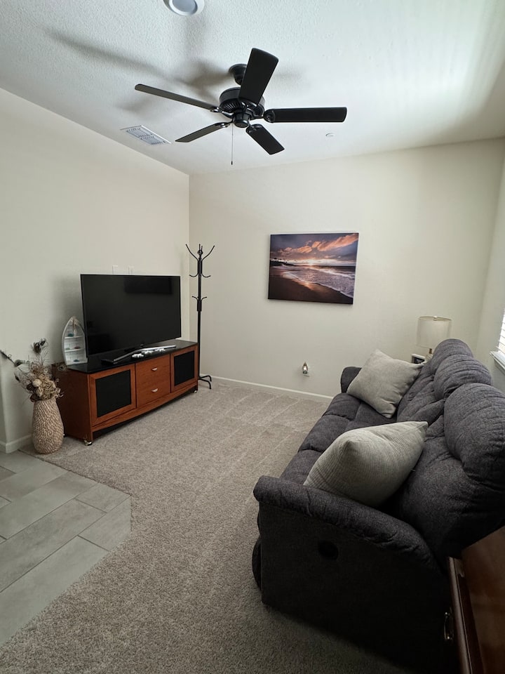 La TV del soggiorno include diversi programmi di streaming come Netflix, Hulu e Disney+ a tua disposizione, un lettore DVD con DVD e un lettore VHS con videocassette. Il soggiorno include un ventilatore a soffitto e un termostato personale per l'intera unità.