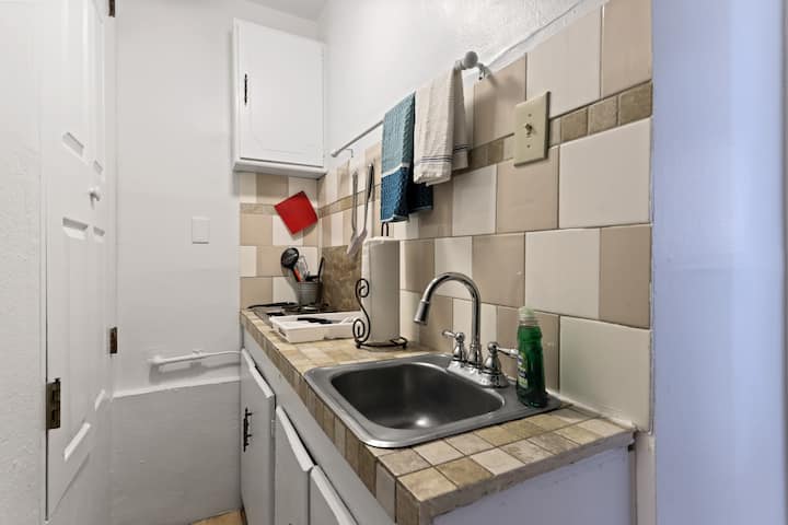 El Paso Mini Studio, Kitchen, Wifi Near Fort Bliss - El Paso, TX