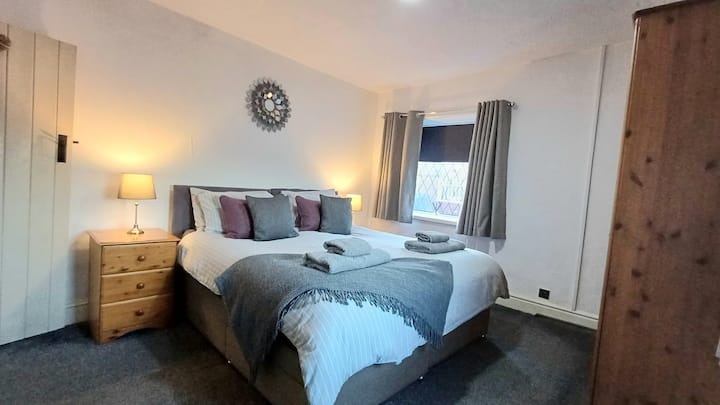 Spacious double aspect bright master bedroom. 
Bed configuration- super kingsize bed or 2 singles beds.
Beautiful views over the surrounding countryside.
TV/Hair dryer/Triple wardrobe/side tables.
Black out blinds and blackout/thermal curtains.