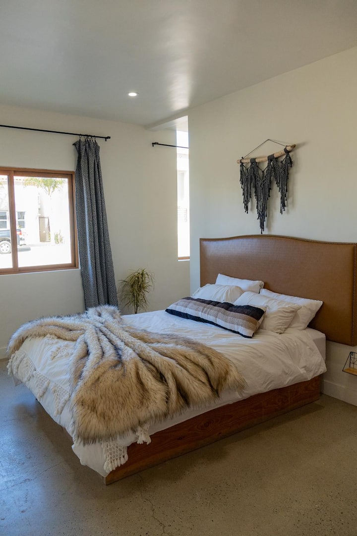 Las 3 habitaciones son idénticas con una cama tamaño queen, baño completo, ducha de pie, inodoro separado y ventanas. También ofrecemos 4 camas plegables, cada una con su propio colchón individual, además de suficientes sábanas y mantas para todos.