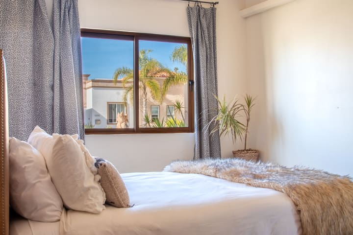 Las 3 habitaciones son idénticas con una cama tamaño queen, baño completo, ducha de pie, inodoro separado y ventanas. También ofrecemos 4 camas plegables, cada una con su propio colchón individual, además de suficientes sábanas y mantas para todos.