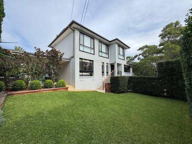 Large house w/pool. Walking distance to the beach! gallery image 2