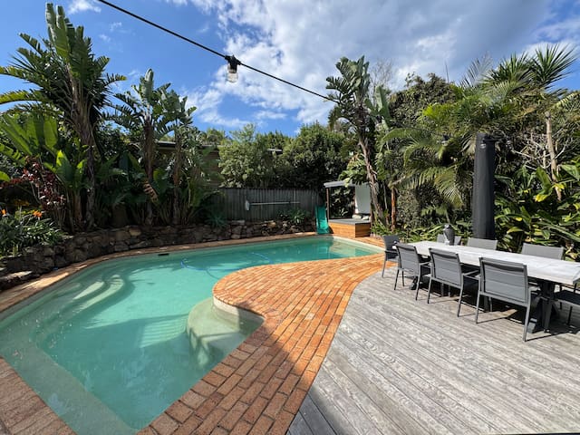 Large house w/pool. Walking distance to the beach!