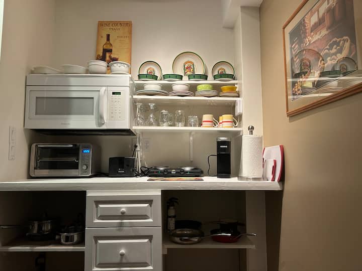 Top Floor Downtown Suite, Private Bathroom & Kit. - 세인트 존스