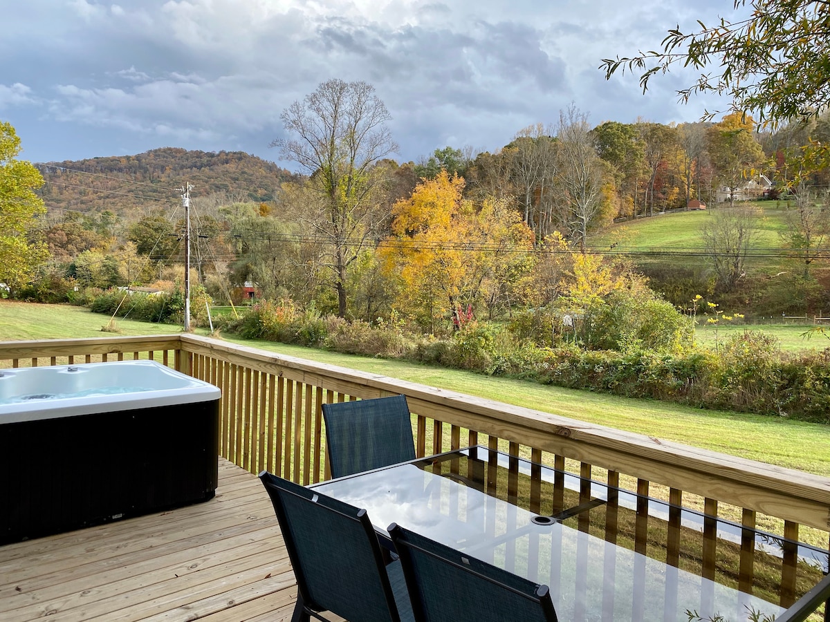Mountain Views Hot Tub Firepit @ Bluebird Cottage - Houses for