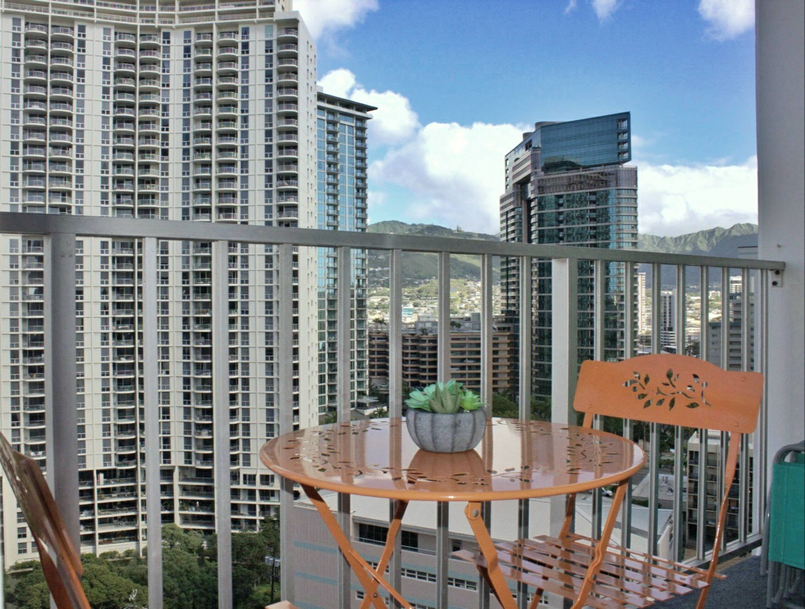 Cute Waikiki Studio with Free Parking - Image 1
