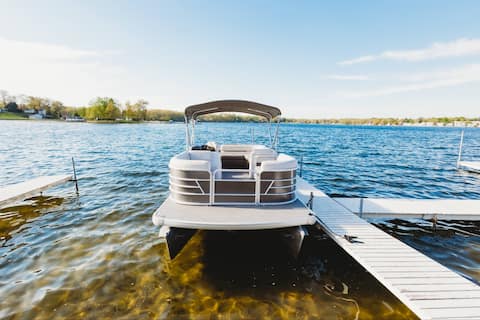 Pet friendly, lakefront home with pontoon included