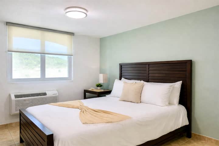 Habitación cómoda para recargar energías; su cama está lista para un descanso profundo.