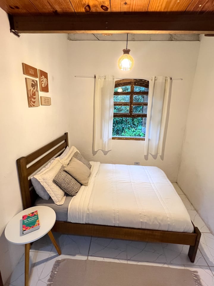 Quarto de casal 2 com vista para o Rio Boiçucanga e Mata Atlântica