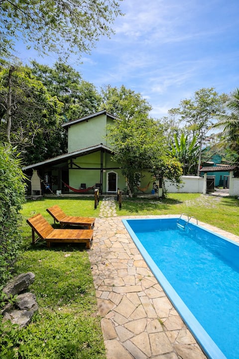 Top Airbnb: Access to the River, Private Pool, and Barbecue Area em São Sebastião