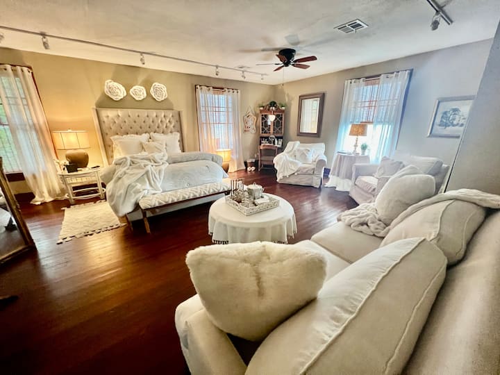 The Carriage House.
Pool, Hot Tub. Cruise Parking! - Galveston