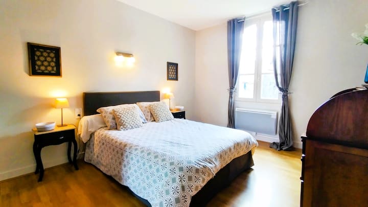 双人床，楼上卧室，明亮，花园景观