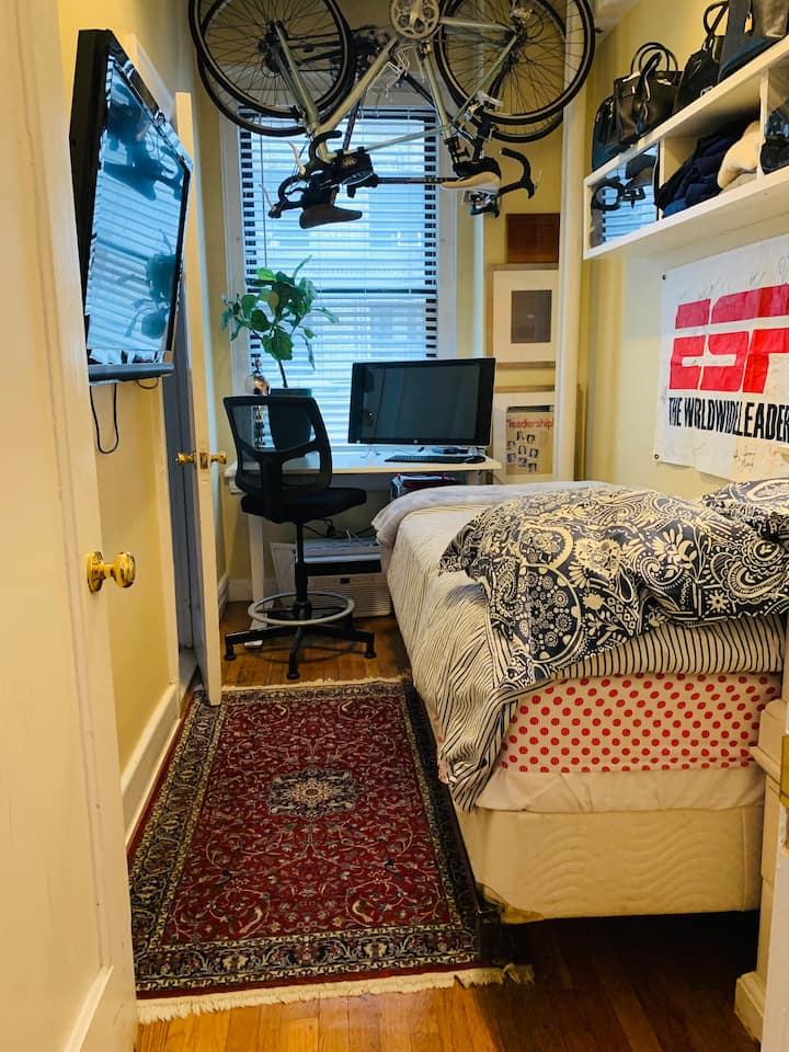 Dormitorio pequeño, baño privado completo, cama individual extragrande firme, escritorio, silla, cómoda alta y armario. 