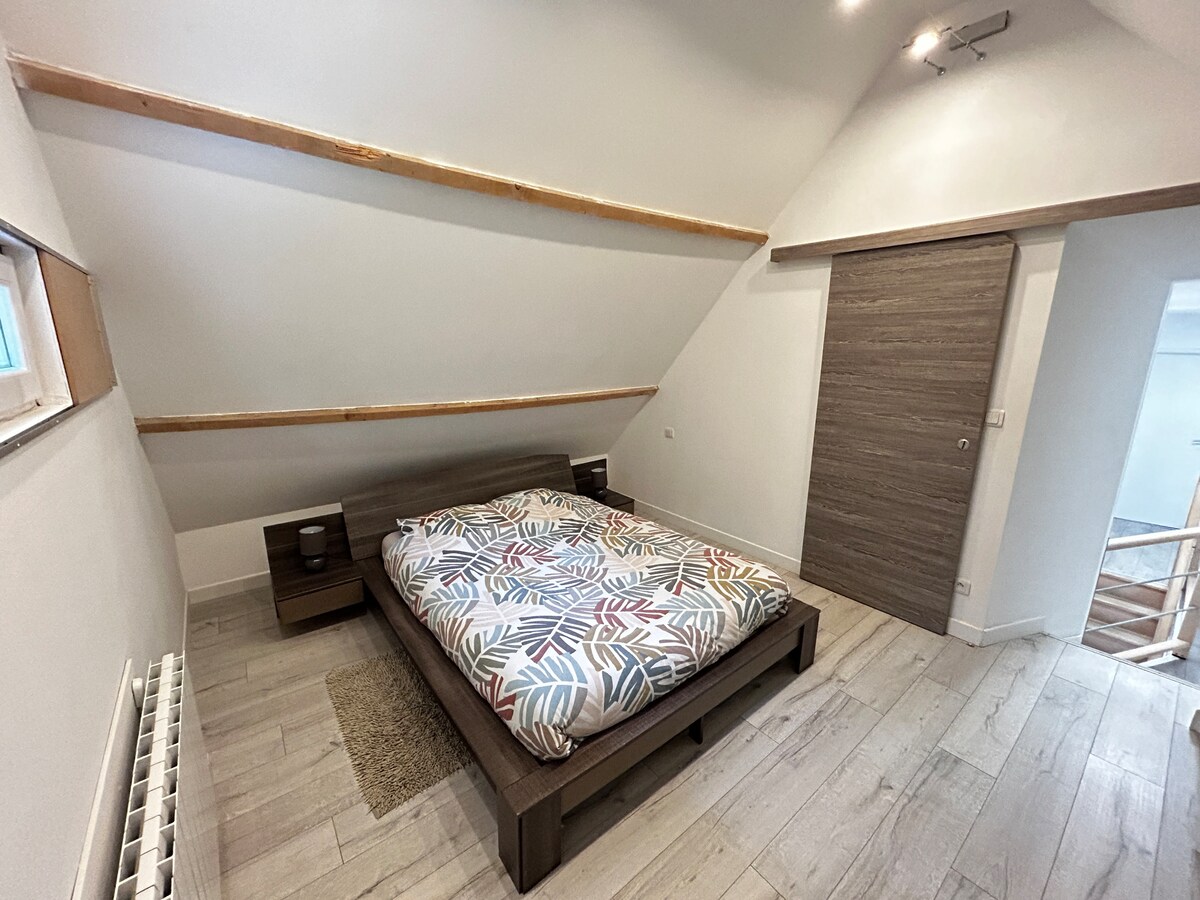 Chambre avec un lit double 140x190 et un dressing 