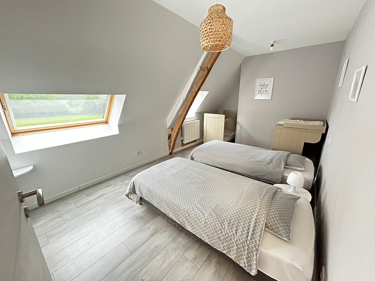 3e chambre modulable : 2 lits simples 90x190 qui peuvent être accolés;
Vrai lit bébé à disposition ainsi qu’une table à langer.